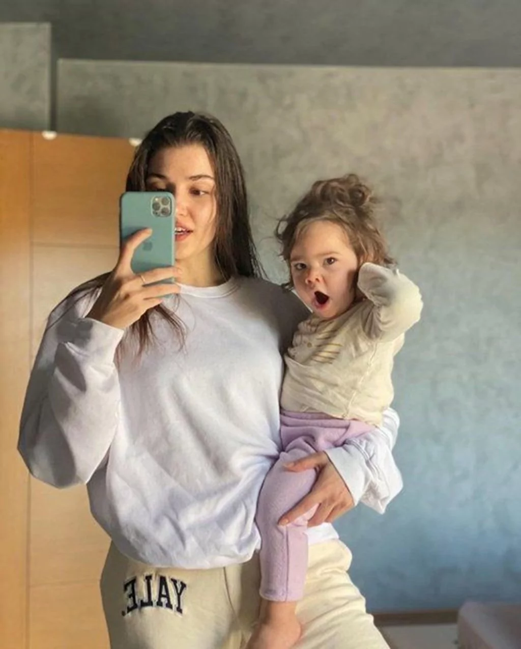 Hande Erçel'den yeğeni Aylin Mavi'nin doğum gününü kutladı