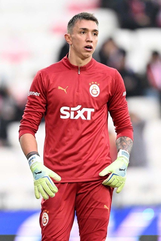 Muslera, Galatasaray'ın planlarını bozdu!