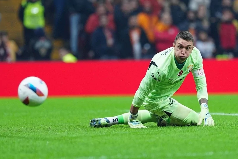 Muslera, Galatasaray'ın planlarını bozdu!
