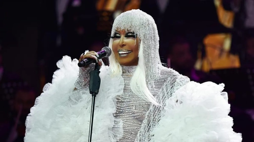 Bülent Ersoy'un ayaklarına kapanıp özür diledi