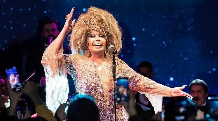 Bülent Ersoy'un ayaklarına kapanıp özür diledi