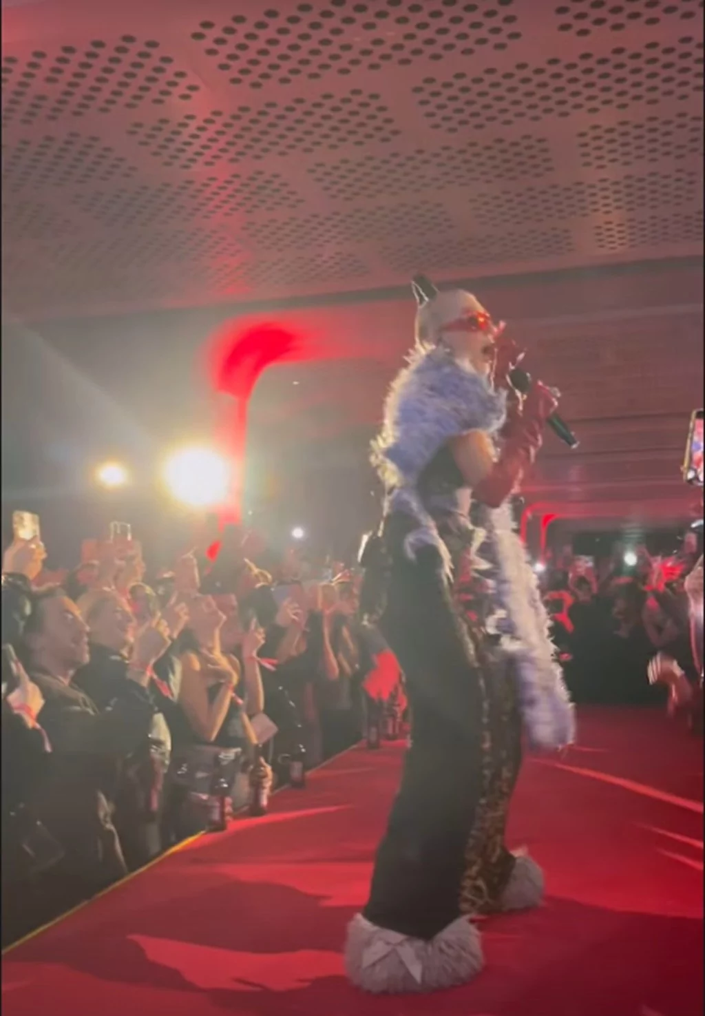 Hande Yener, dünyanın ilk yer altı kruvaziyer terminalinde konser verdi