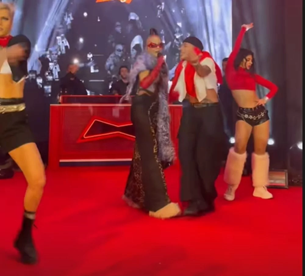 Hande Yener, dünyanın ilk yer altı kruvaziyer terminalinde konser verdi