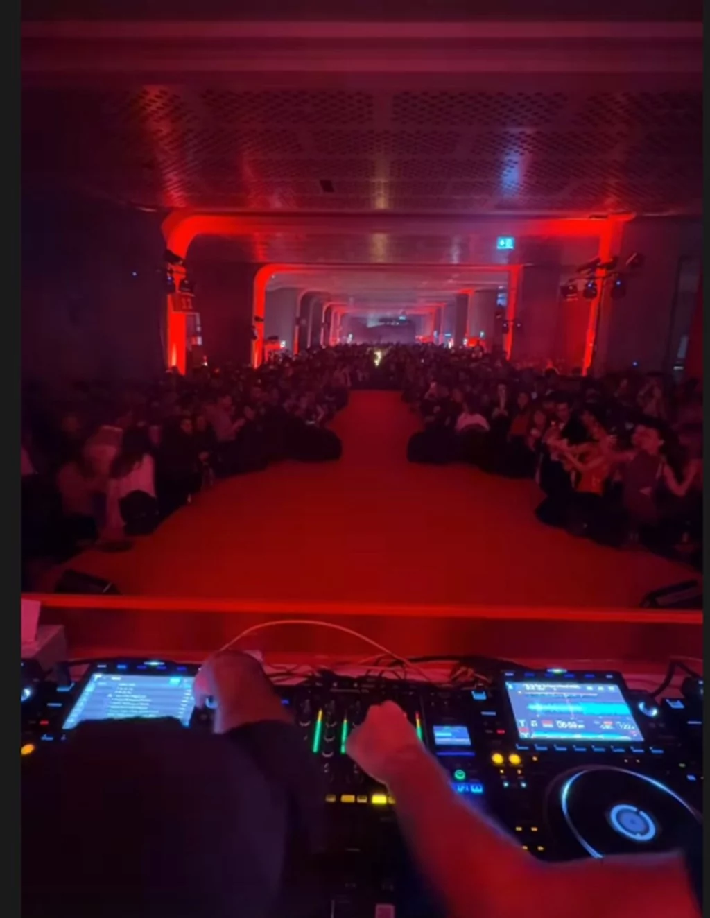 Hande Yener, dünyanın ilk yer altı kruvaziyer terminalinde konser verdi