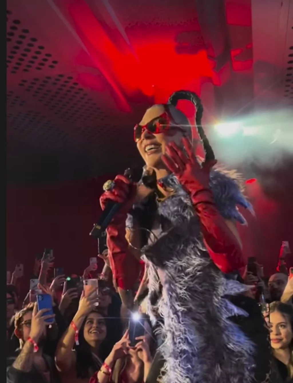 Hande Yener, dünyanın ilk yer altı kruvaziyer terminalinde konser verdi