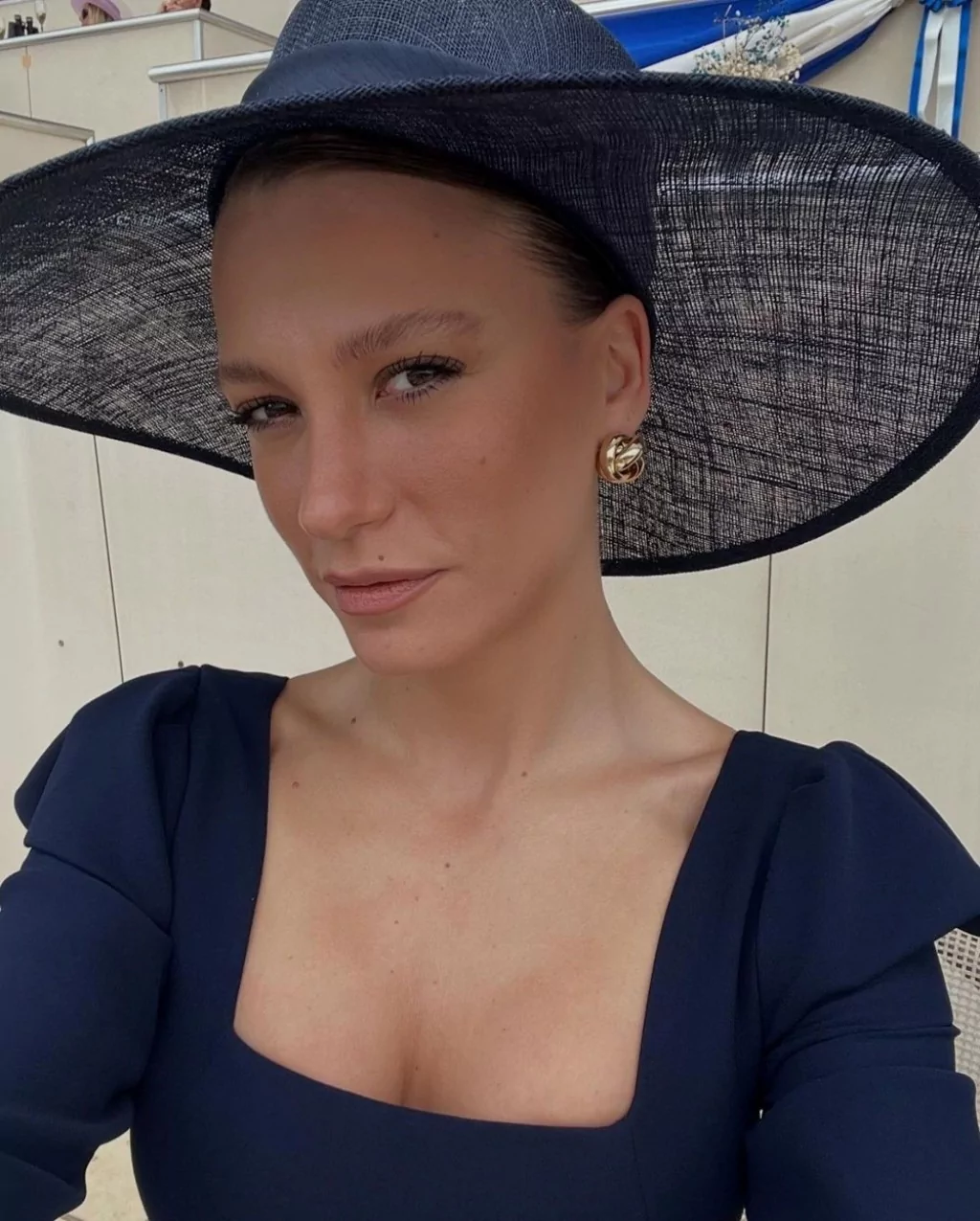 Serenay Sarıkaya'nın set pozları çok beğenildi