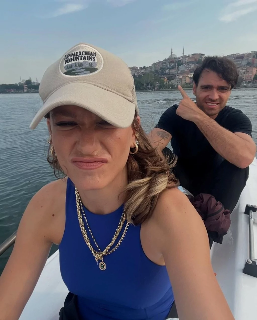 Serenay Sarıkaya'nın set pozları çok beğenildi