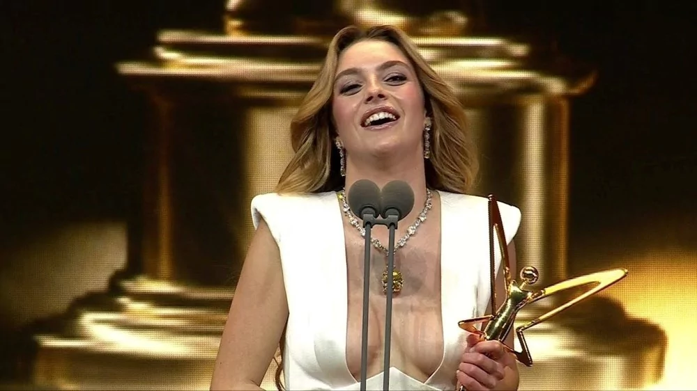 Melis Sezen "Tutuyorum çünkü elimde şu an" sözünü açıkladı