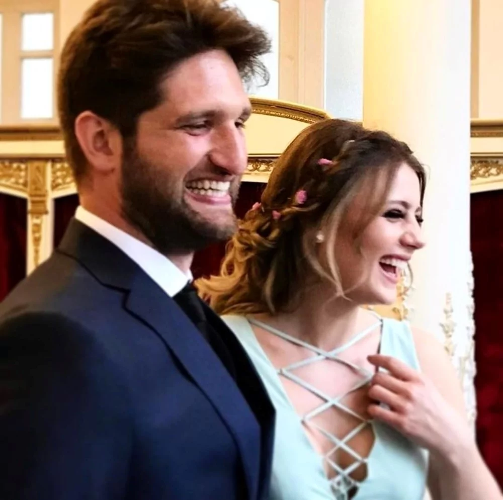 Güzel oyuncu Gizem Karaca anne oluyor