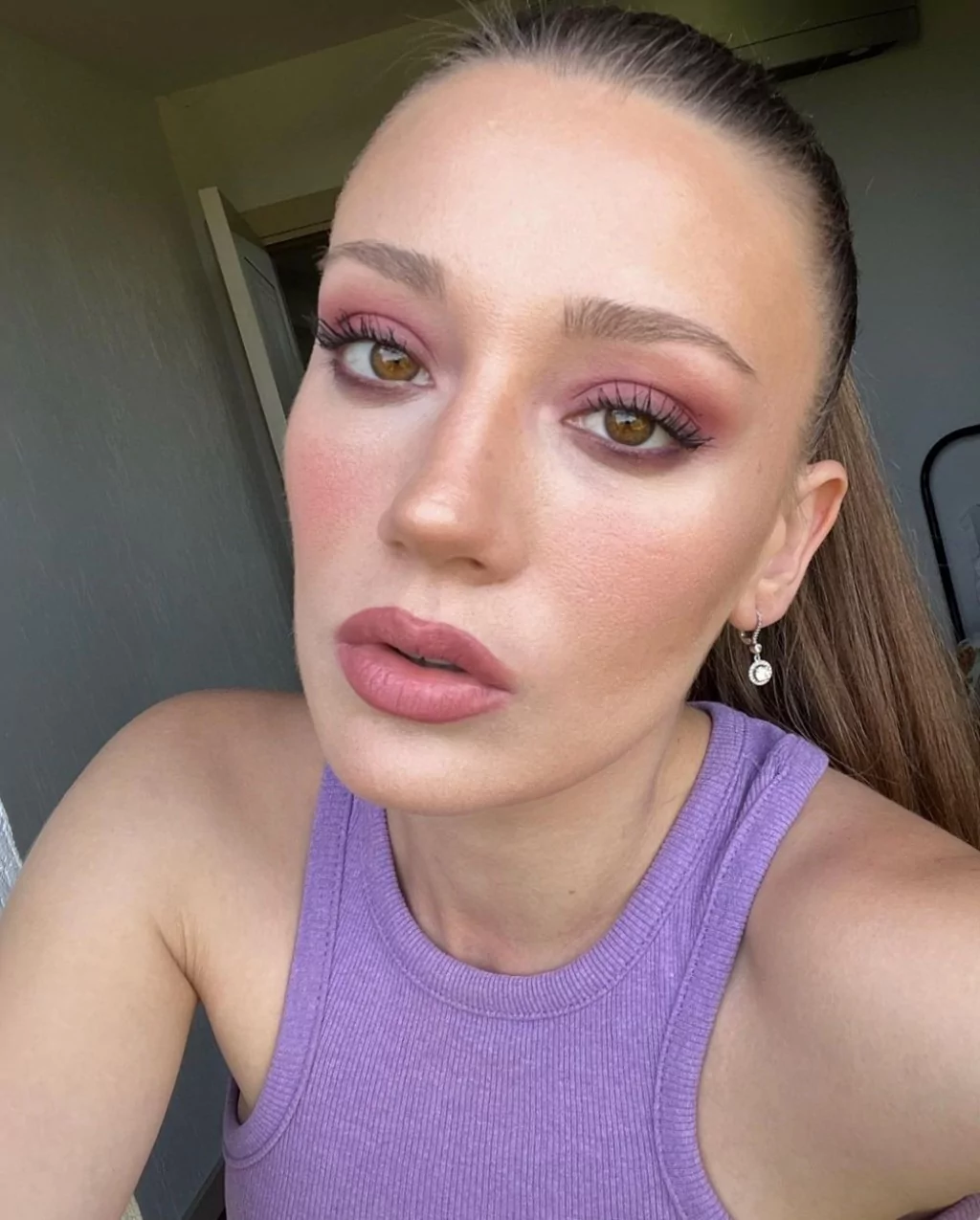 Güzel oyuncu Gizem Karaca anne oluyor