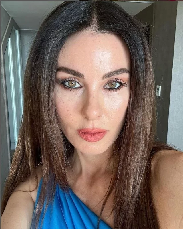 Defne Samyeli'nin cesur sahne tarzı! Transparan kıyafetiyle dikkat çekti