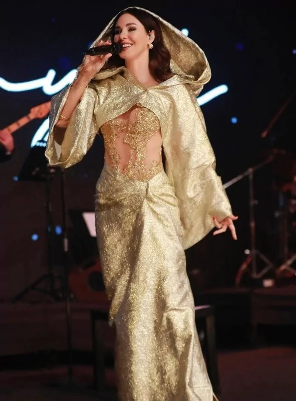 Defne Samyeli'nin cesur sahne tarzı! Transparan kıyafetiyle dikkat çekti