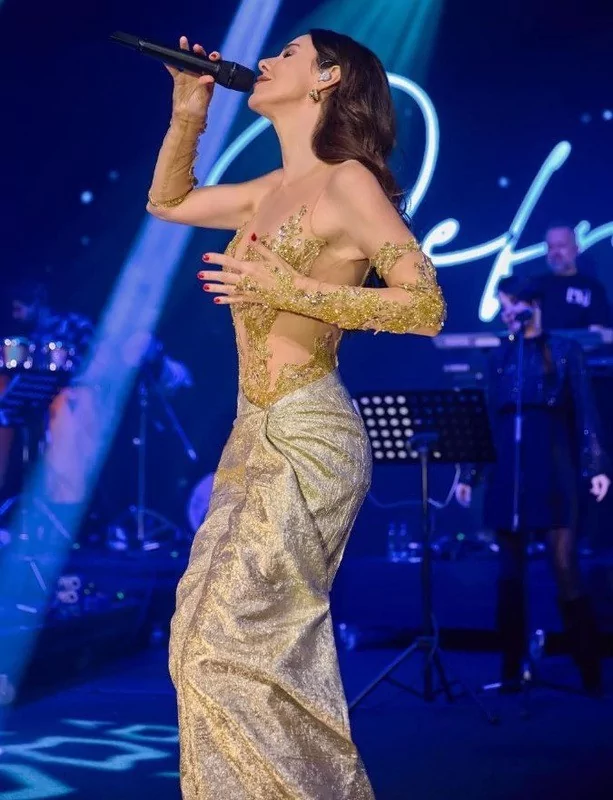 Defne Samyeli'nin cesur sahne tarzı! Transparan kıyafetiyle dikkat çekti