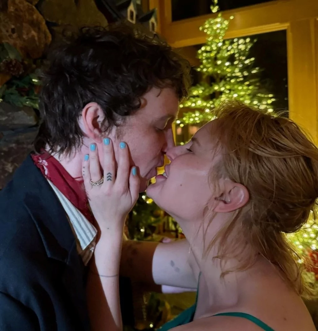 Bruce Willis'in kızı Tallulah nişanlandı