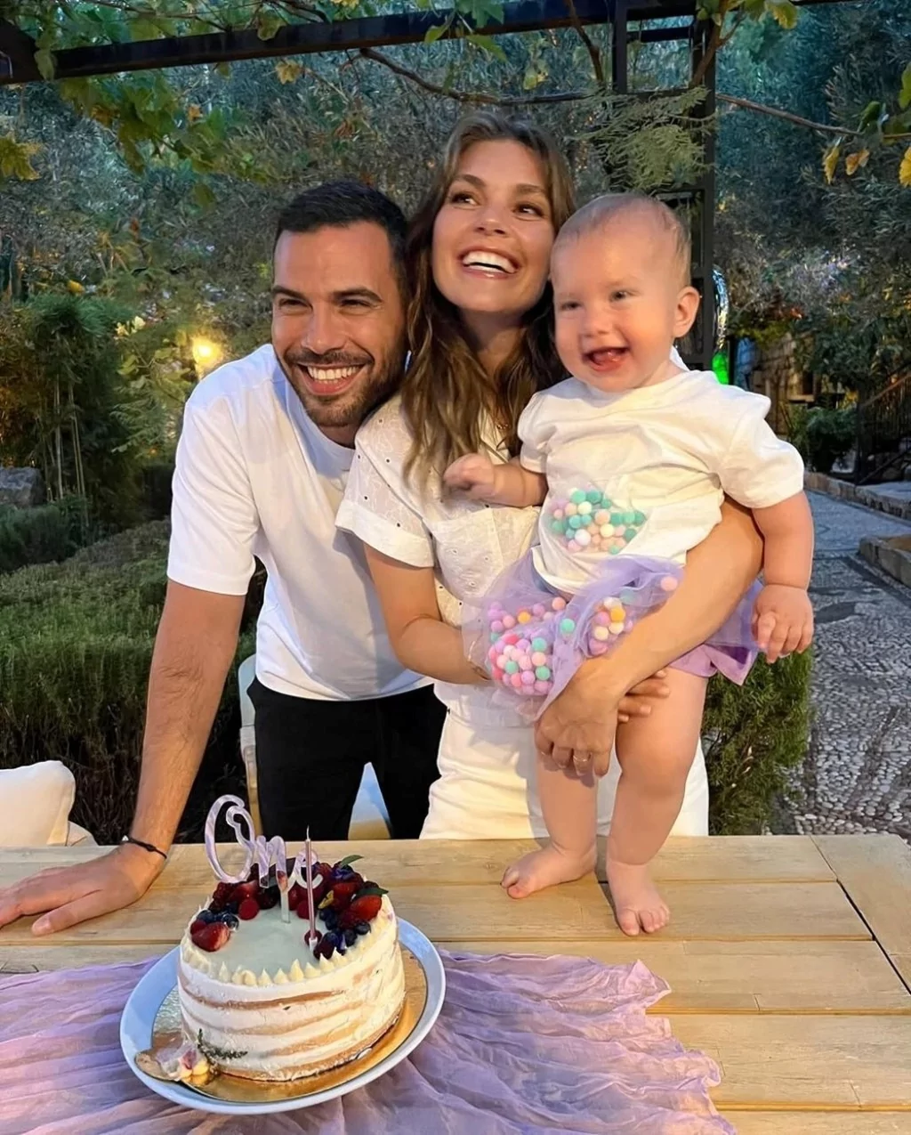 Aslı Enver kızı Elay'ı öpmelere doyamadı