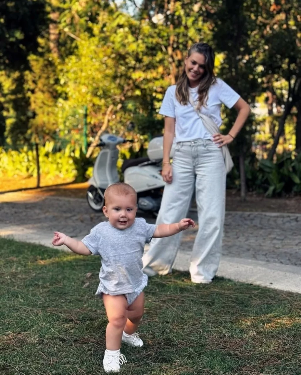 Aslı Enver kızı Elay'ı öpmelere doyamadı