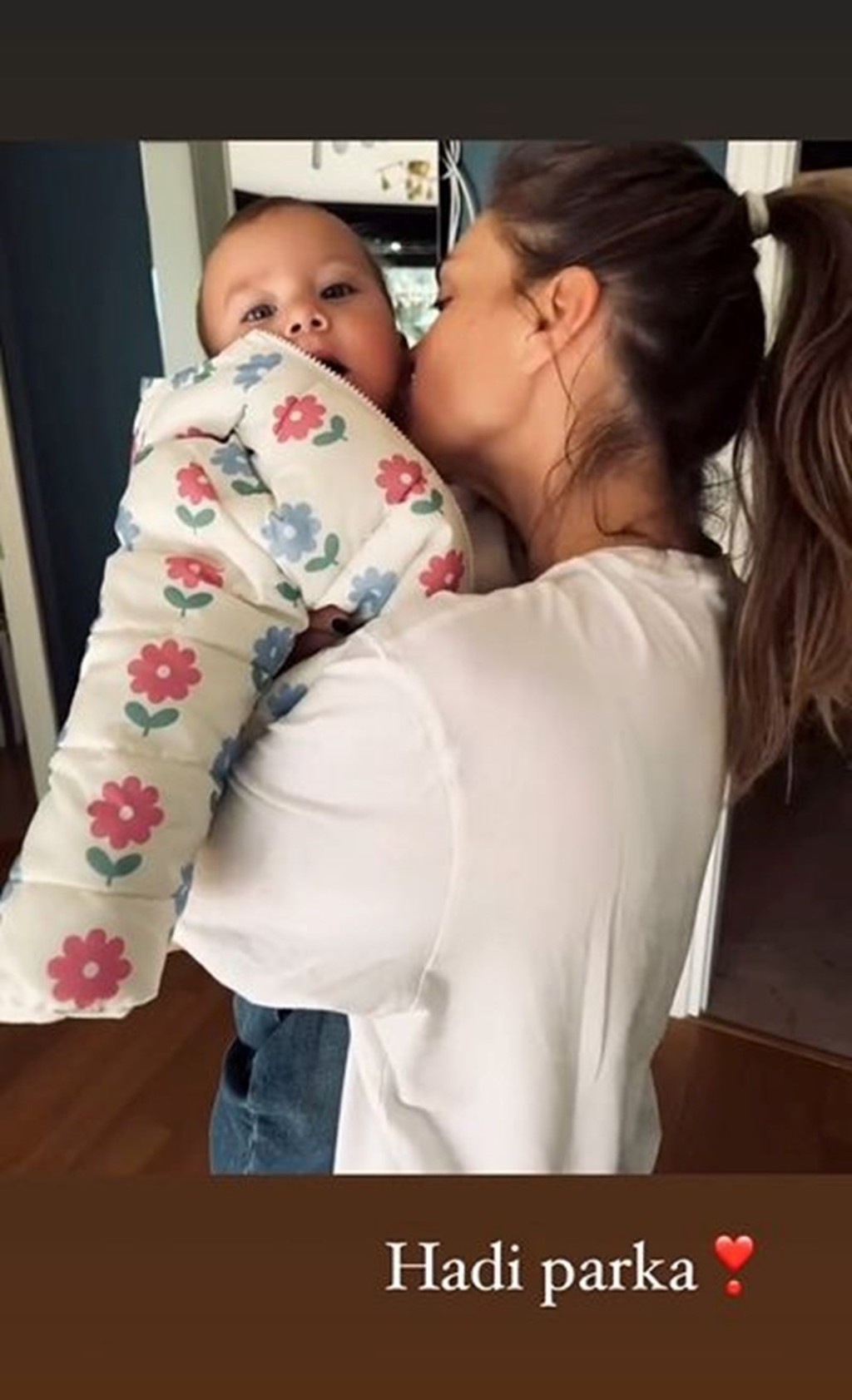 Aslı Enver kızı Elay'ı öpmelere doyamadı