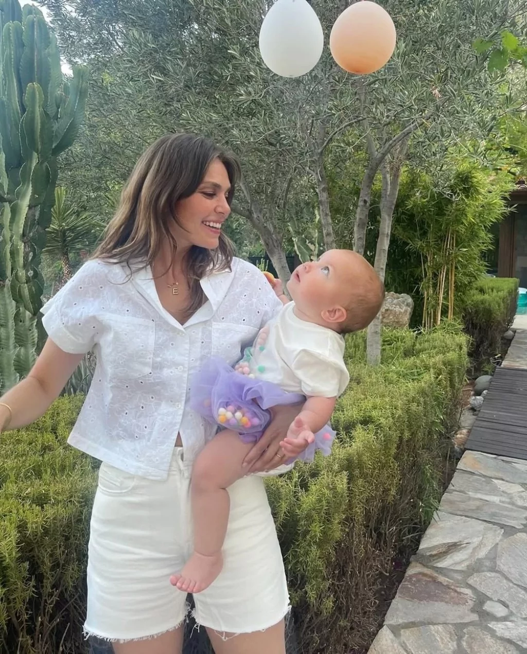 Aslı Enver kızı Elay'ı öpmelere doyamadı