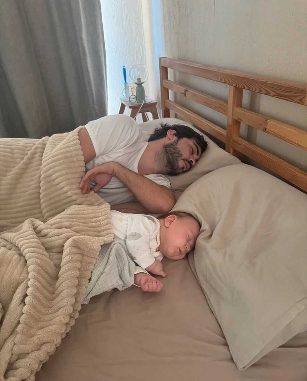 Dilan Telkök ve Berkay Hardal'dan oğulları Noyan ile kareleri