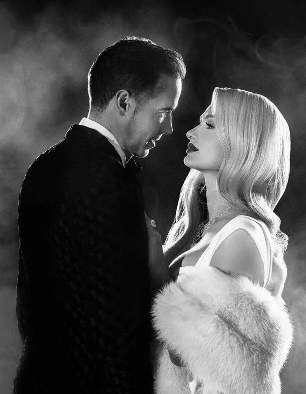 Paris Hilton'dan olay yeni yıl kombini! Çıplak bedenine sadece kurdele sardı