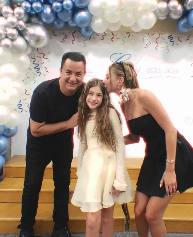 Şeyma Subaşı'ndan sarmaş dolaş pozlar