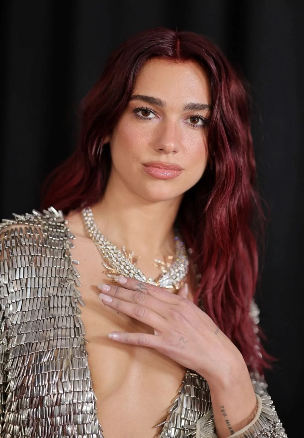 Dua Lipa evleniyor! Ünlü şarkıcı, Callum Turner ile evleniyor