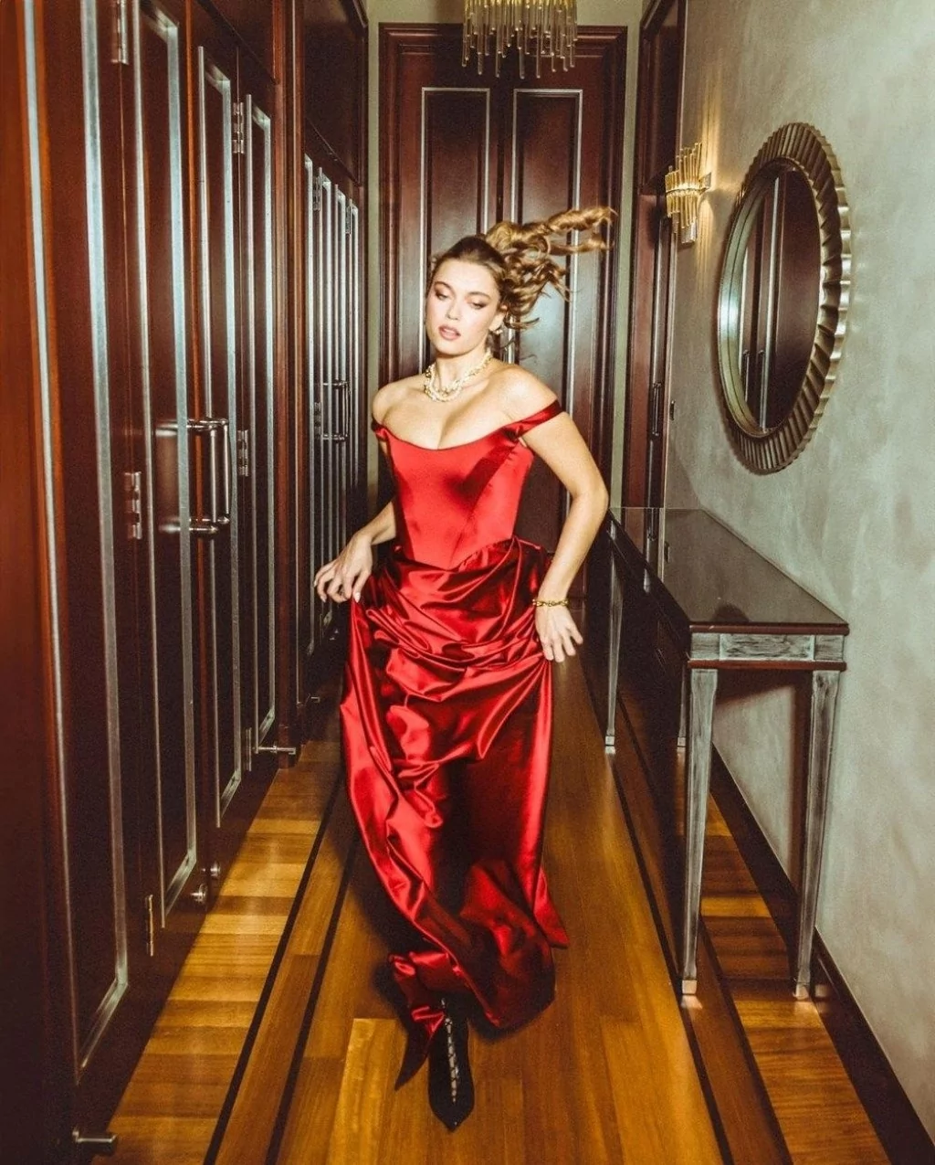 Afra Saraçoğlu: Dizi setleri benim için okul gibiydi