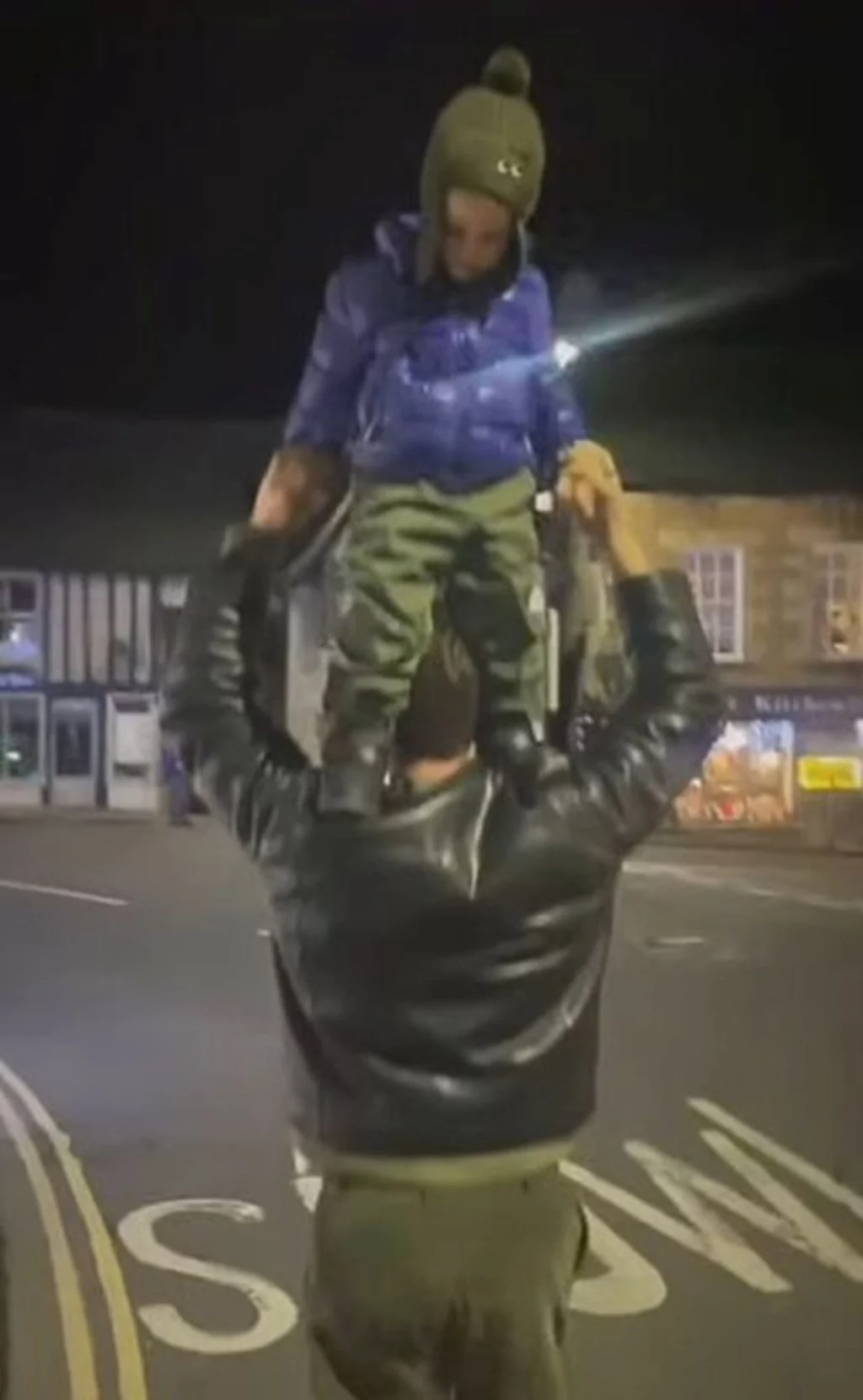 Kıvanç Tatlıtuğ, Kurt Efe'yi omzunda gezdirdi