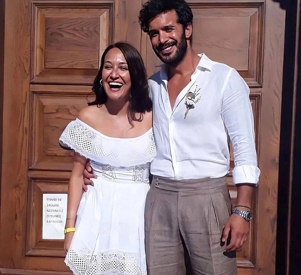 Gupse Özay paylaştı: Barış Arduç dinazor kılığına girdi