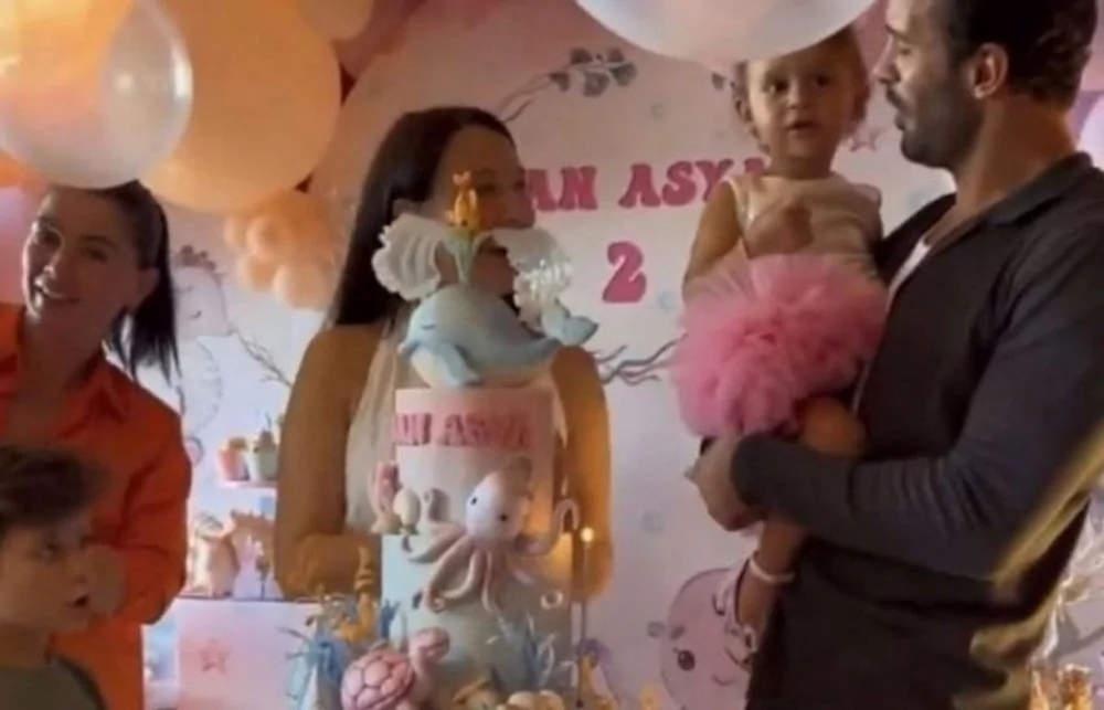 Gupse Özay paylaştı: Barış Arduç dinazor kılığına girdi