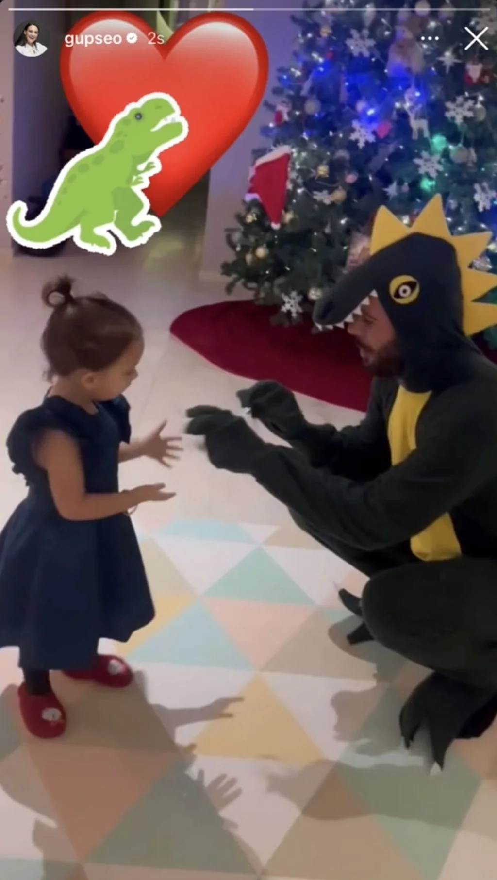 Gupse Özay paylaştı: Barış Arduç dinazor kılığına girdi