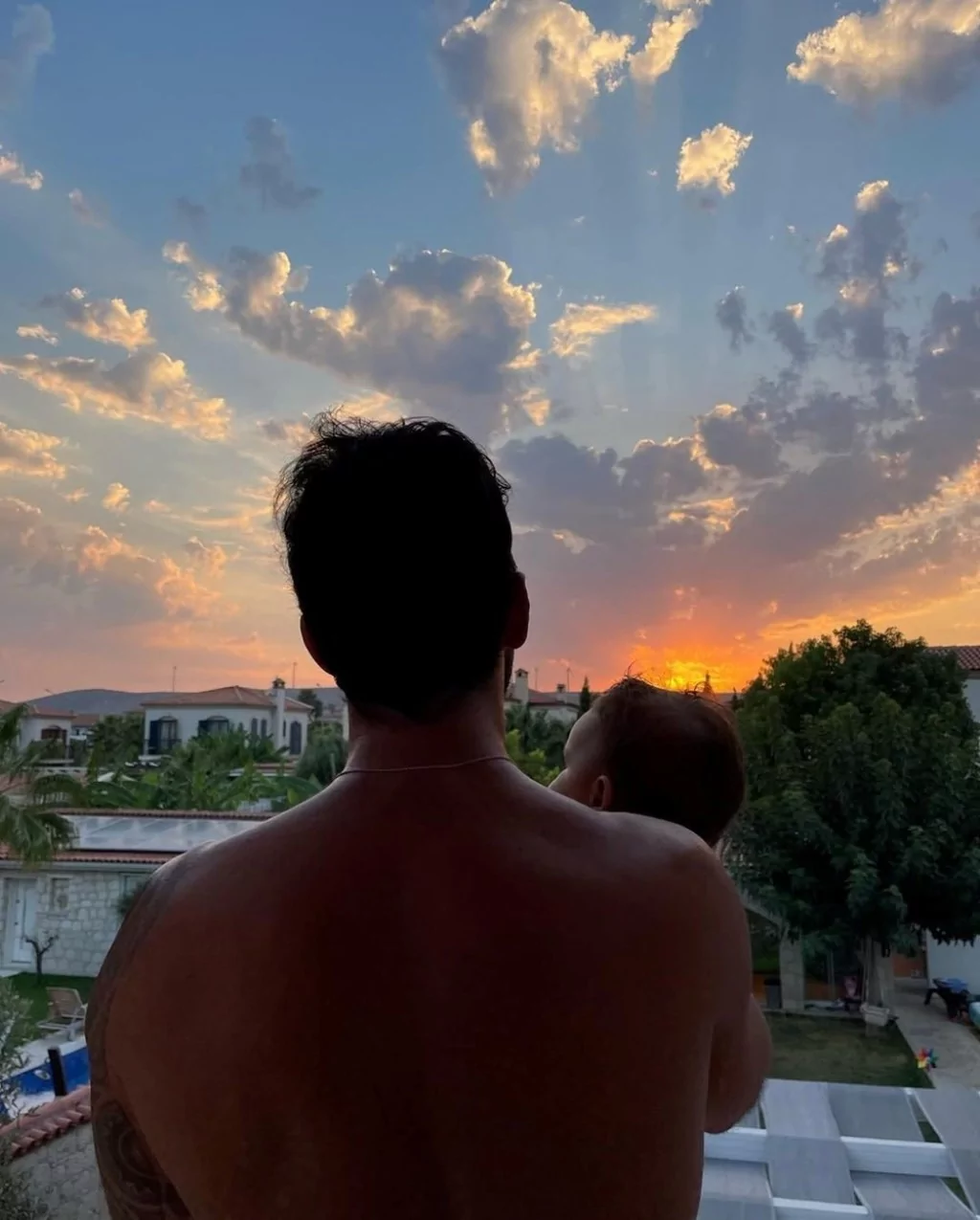 Gupse Özay paylaştı: Barış Arduç dinazor kılığına girdi