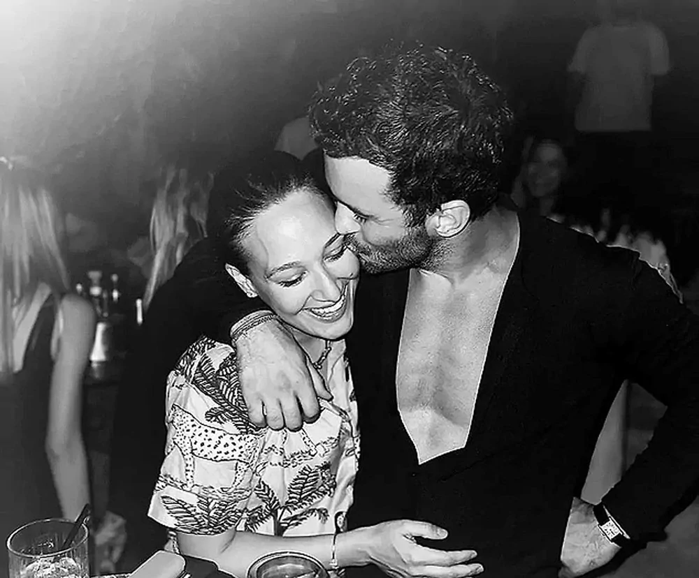 Gupse Özay paylaştı: Barış Arduç dinazor kılığına girdi