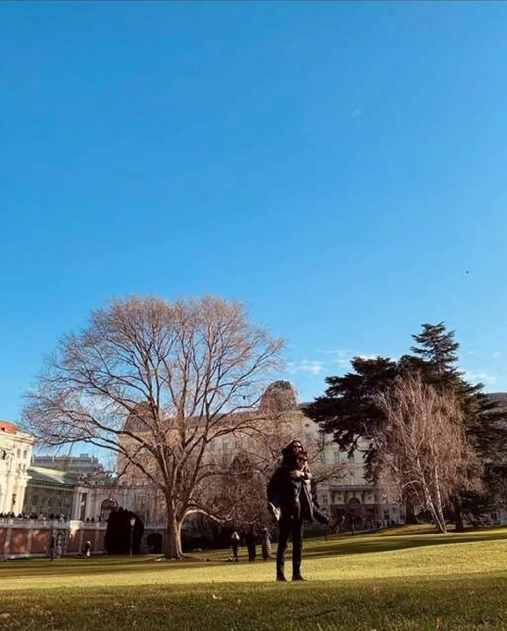 Birce Akalay ve Hakan Kurtaş'tan Viyana pozu