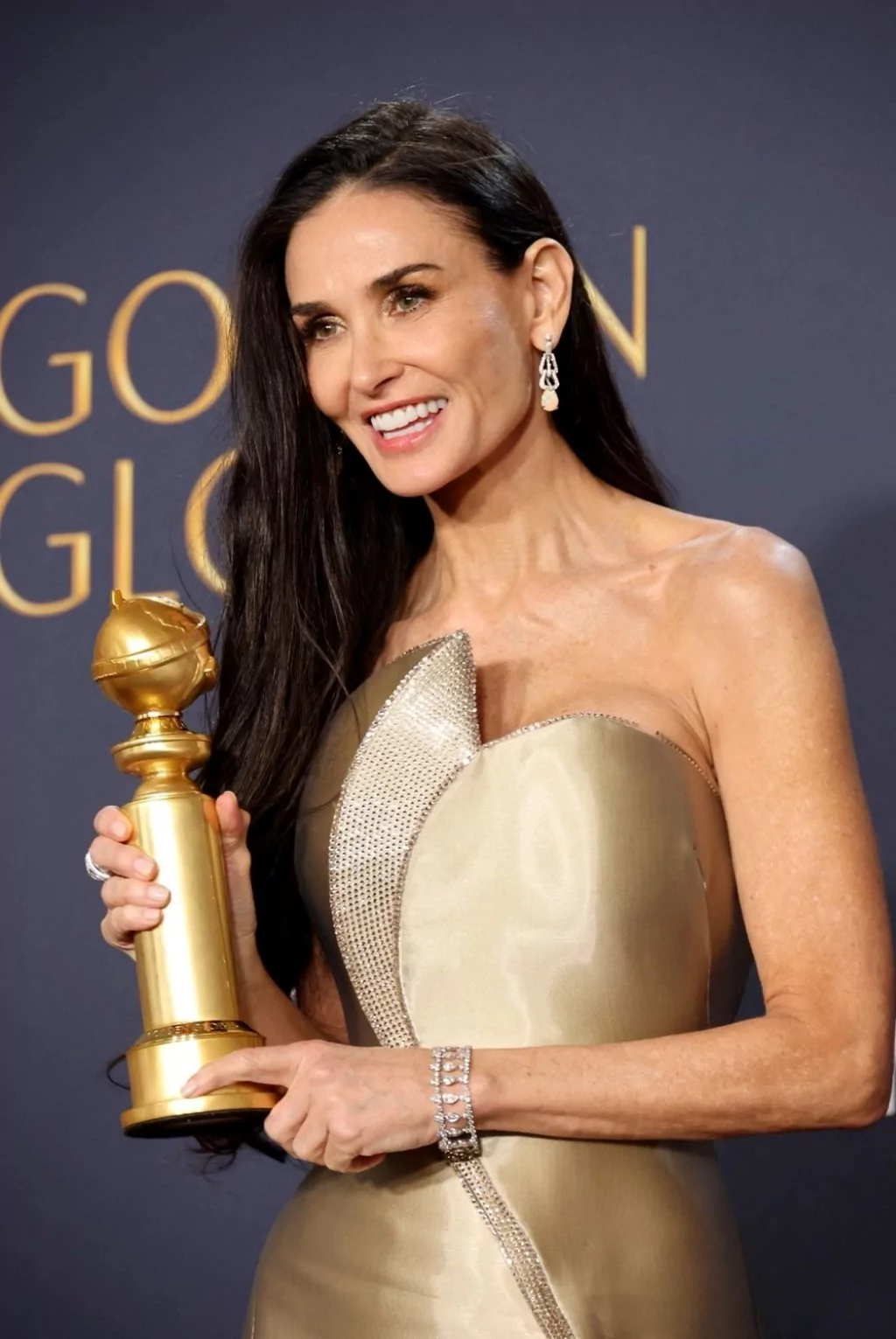 Demi Moore, 45 yıllık kariyerinde ilk kez ödül aldı