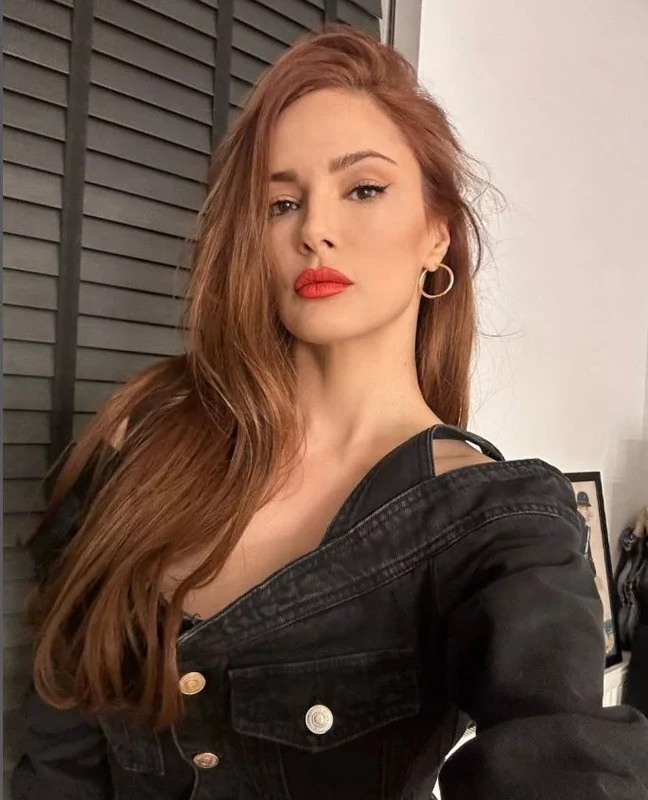 Mine Tugay, çekici pozlar paylaştı! Bembeyaz koltuk altı yine gündem oldu