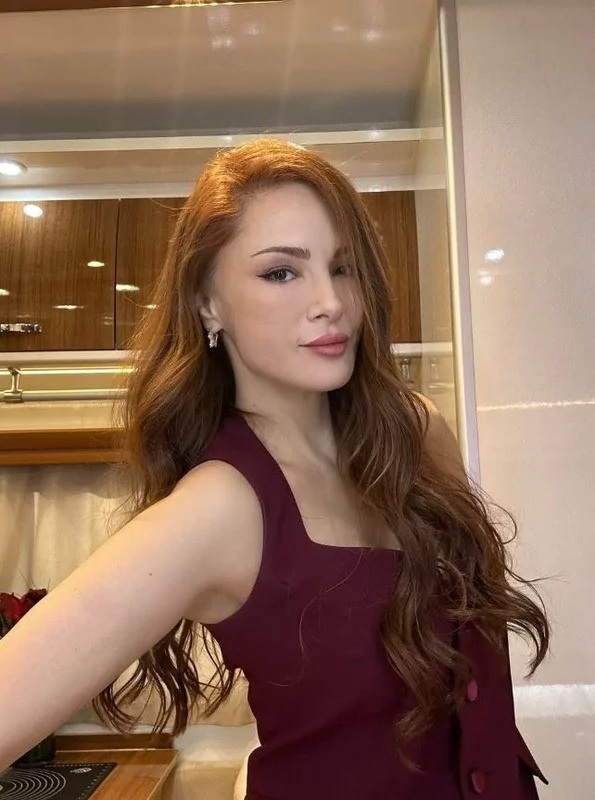 Mine Tugay, çekici pozlar paylaştı! Bembeyaz koltuk altı yine gündem oldu