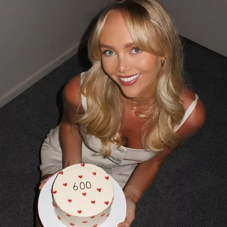 OnlyFans yıldızı Annie Knight, 600 kişiyle oldu!