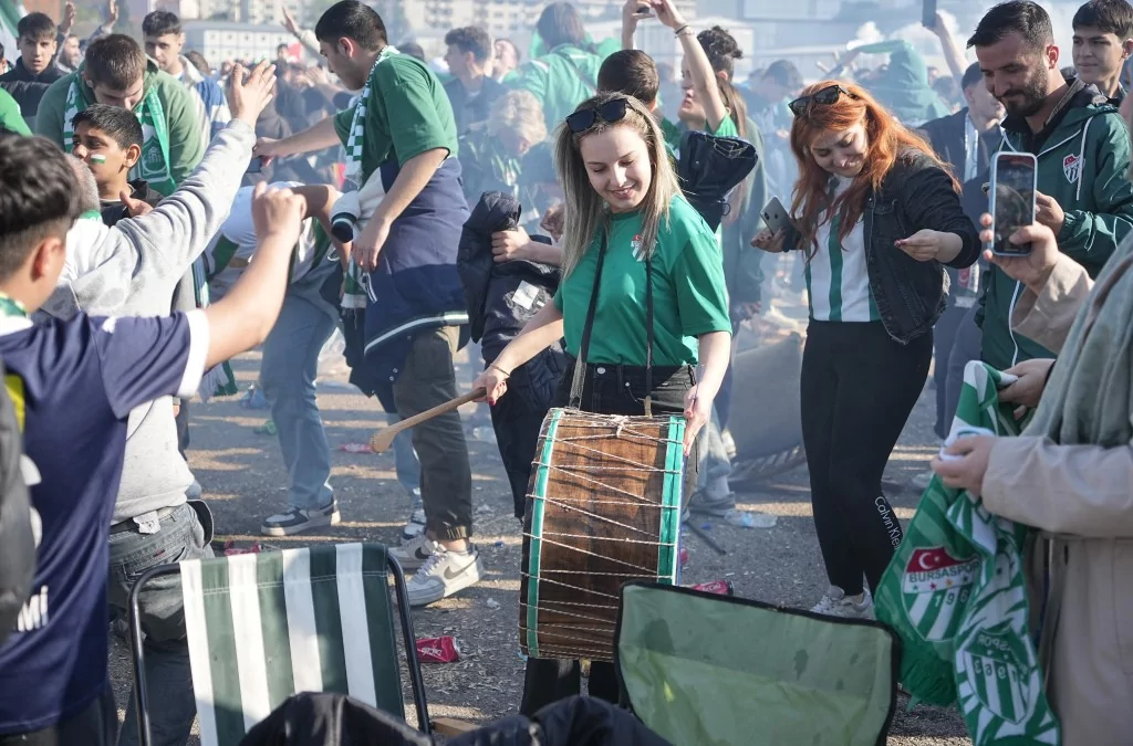 Şampiyonluk sevinci Bursalıları sokağa döktü!