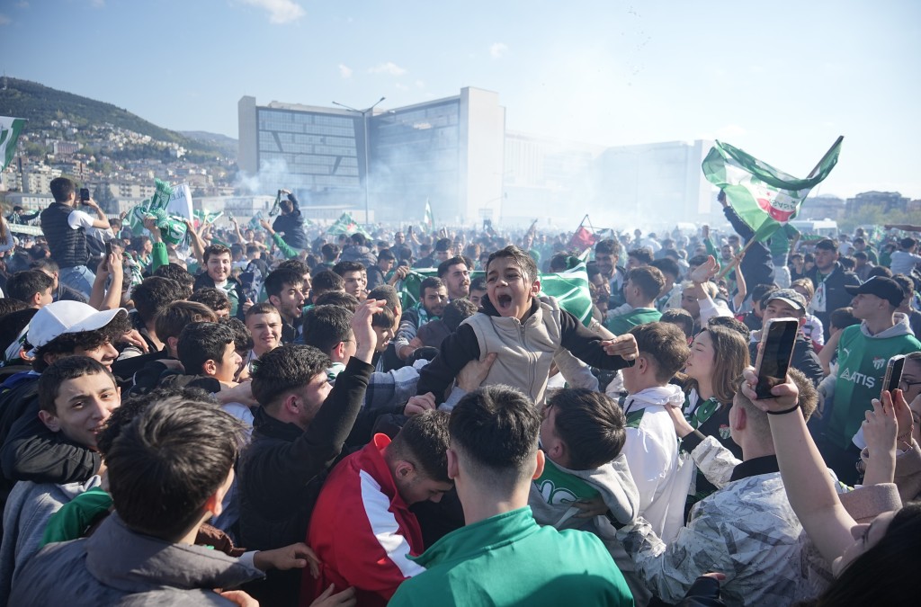 Şampiyonluk sevinci Bursalıları sokağa döktü!