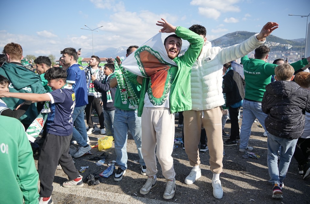 Şampiyonluk sevinci Bursalıları sokağa döktü!