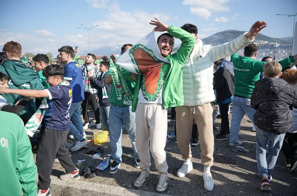 Şampiyonluk sevinci Bursalıları sokağa döktü!