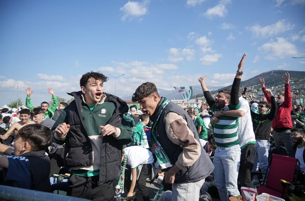 Şampiyonluk sevinci Bursalıları sokağa döktü!