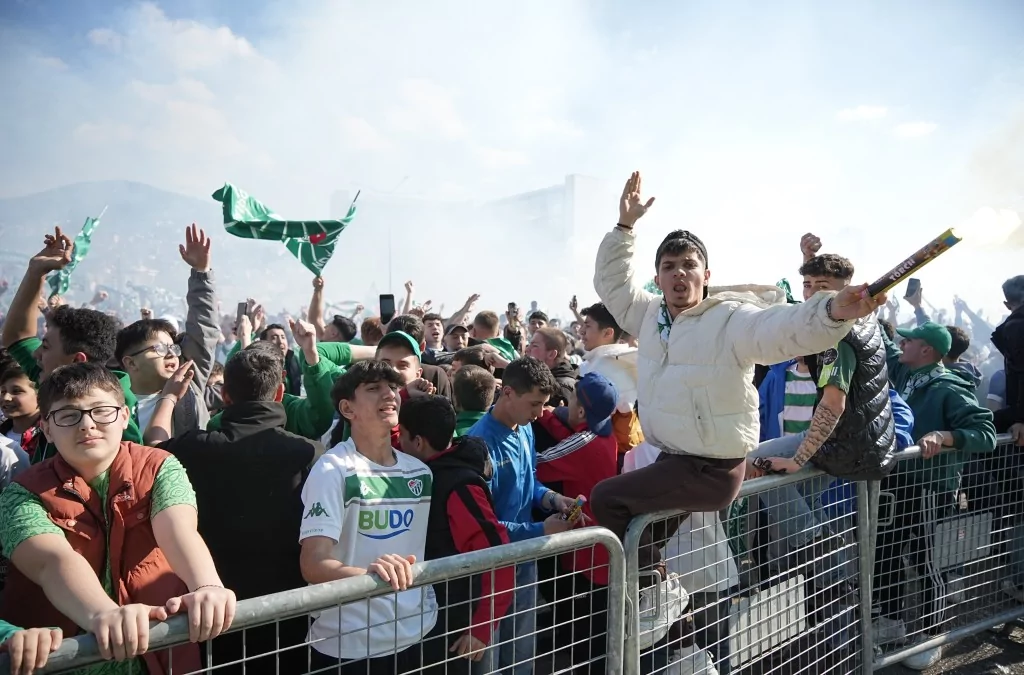 Şampiyonluk sevinci Bursalıları sokağa döktü!