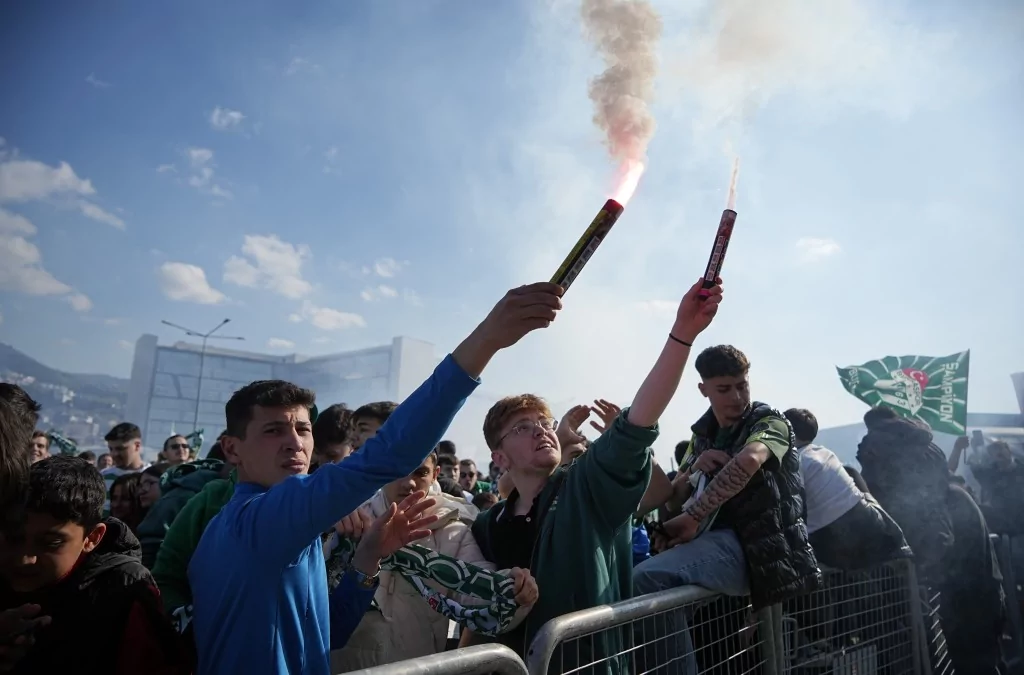 Şampiyonluk sevinci Bursalıları sokağa döktü!