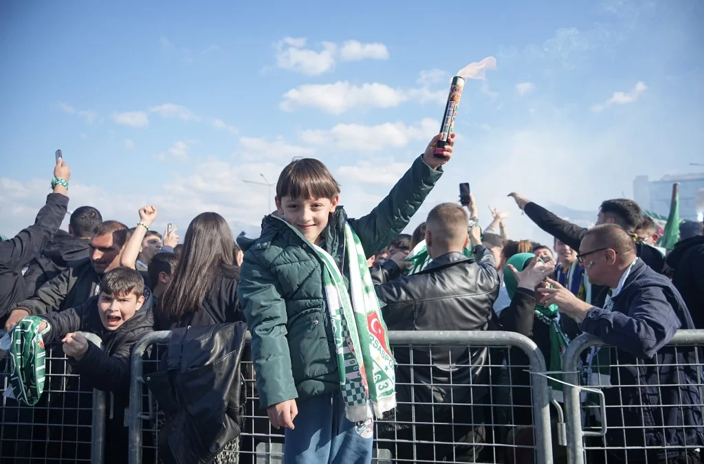 Şampiyonluk sevinci Bursalıları sokağa döktü!