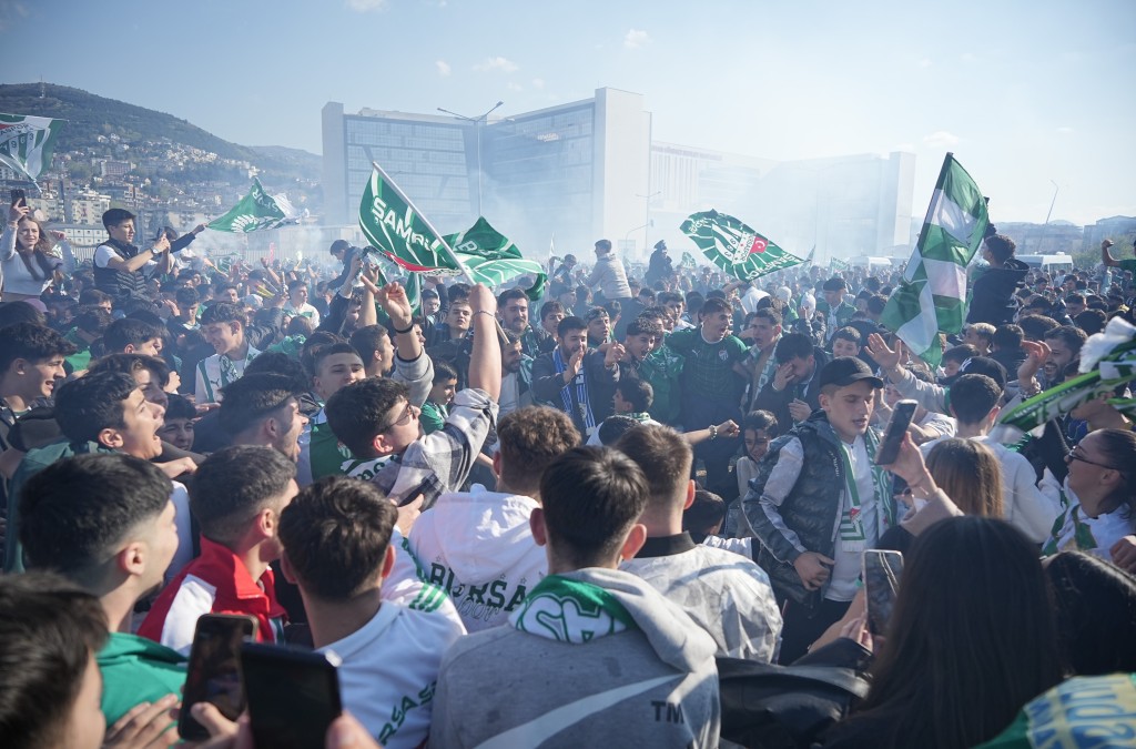 Şampiyonluk sevinci Bursalıları sokağa döktü!