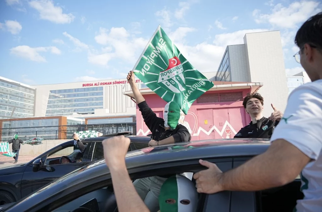 Şampiyonluk sevinci Bursalıları sokağa döktü!