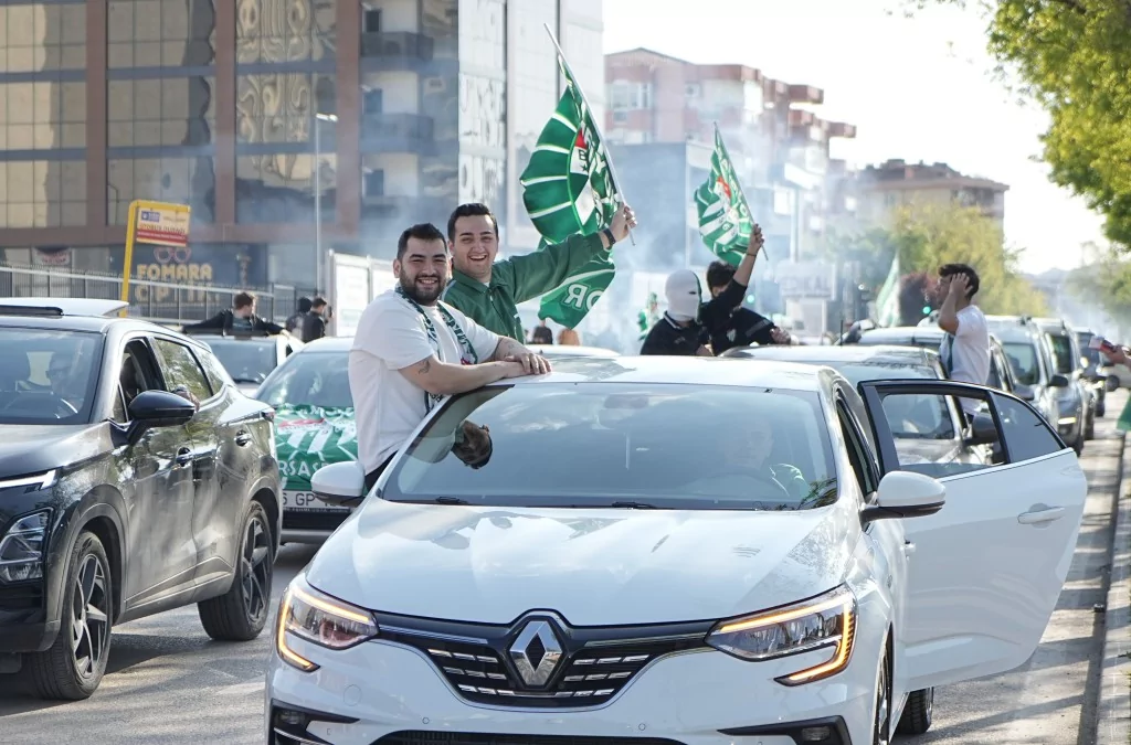 Şampiyonluk sevinci Bursalıları sokağa döktü!