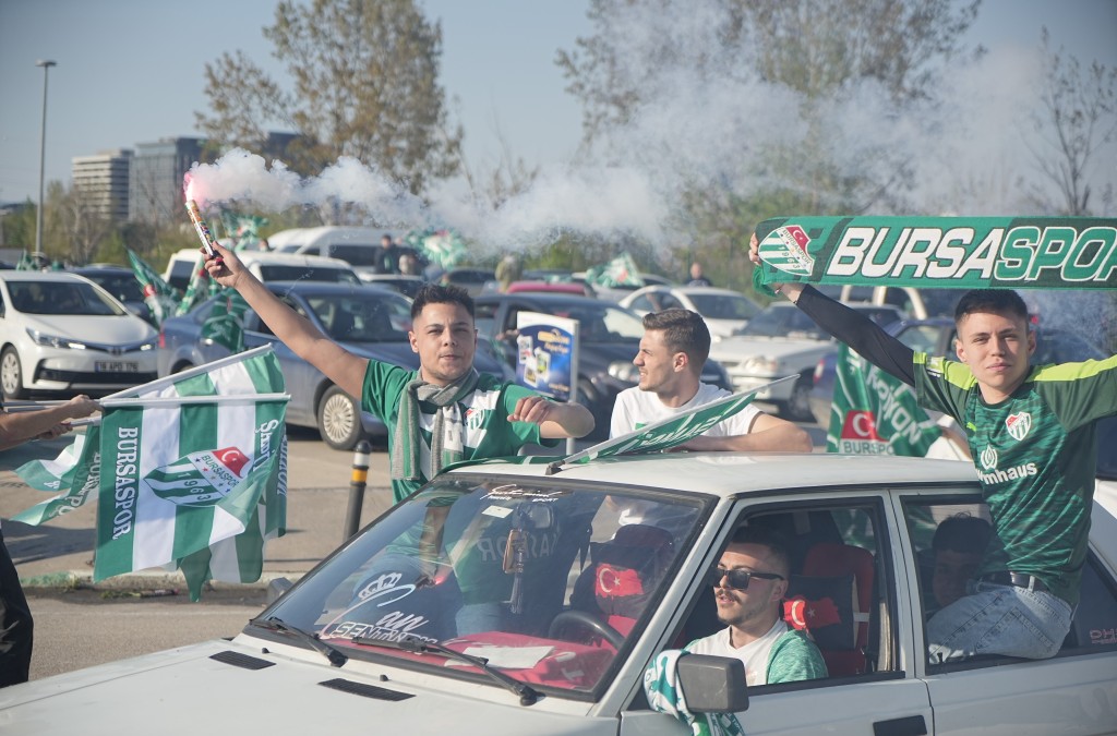 Şampiyonluk sevinci Bursalıları sokağa döktü!